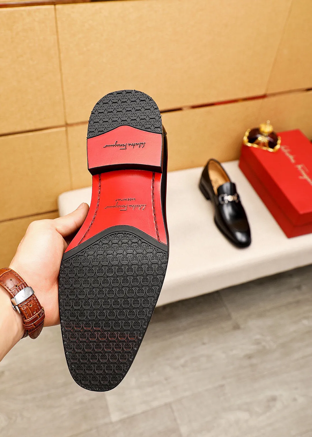 Men's shoes 💰460 💐 Product trademark: Ferragamo "Ferragamo" casual leather shoes Regular size: 38-44 (45🉑️customized) Product materials: Selected imported first-layer open-edge beaded calfskin upper + luxury hardware buckle, imported water-dyed cowhide leather lining. Strong three-dimensional visual effect, original combination outsole Color: 2⃣️colors available